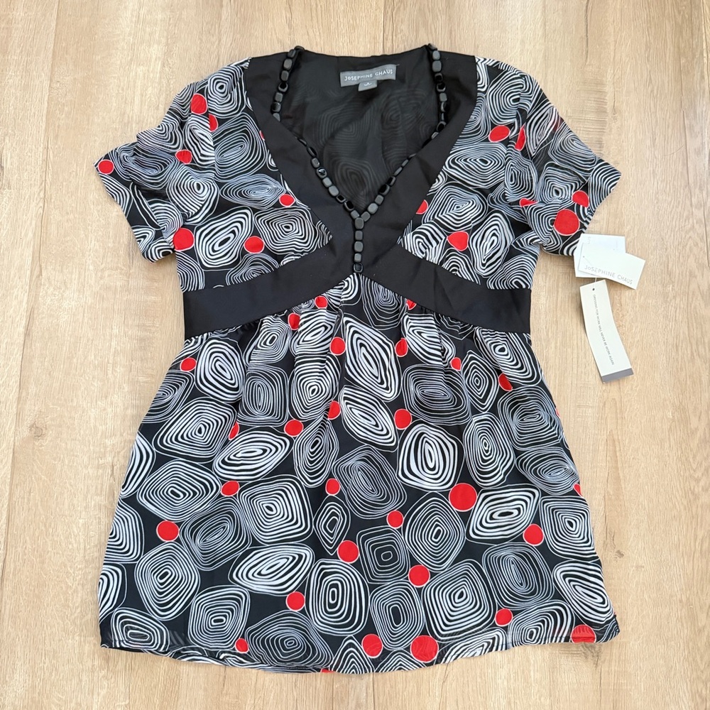 $64 NWT Josephine Chaus Black White‎ Red Abstract & Black Beads V Neck Top Sz 8
